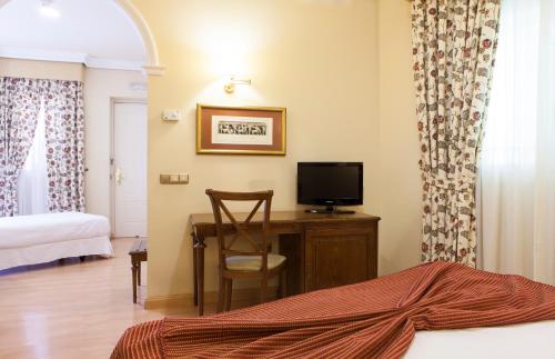 Habitación Triple del hotel Cervantes. Foto 9