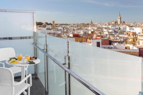 Habitación Premium con terraza y vistas del hotel Catalonia Giralda