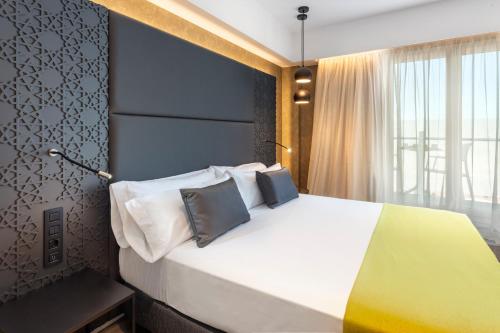 Habitación Premium con terraza y vistas del hotel Catalonia Giralda. Foto 2