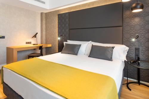 Habitación Premium con terraza y vistas del hotel Catalonia Giralda. Foto 3