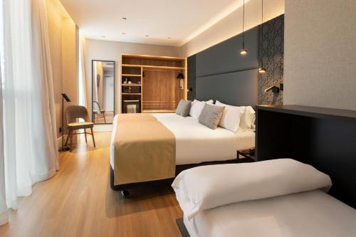 Habitación Triple del hotel Catalonia Giralda. Foto 2