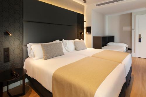 Habitación Triple del hotel Catalonia Giralda. Foto 3