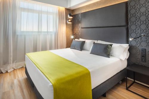 Habitación Premium con vistas del hotel Catalonia Giralda. Foto 3