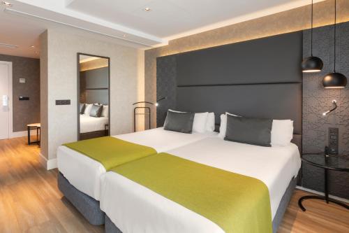 Suite Junior con terraza del hotel Catalonia Giralda. Foto 6