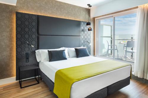 Habitación Familiar con terraza del hotel Catalonia Giralda. Foto 4