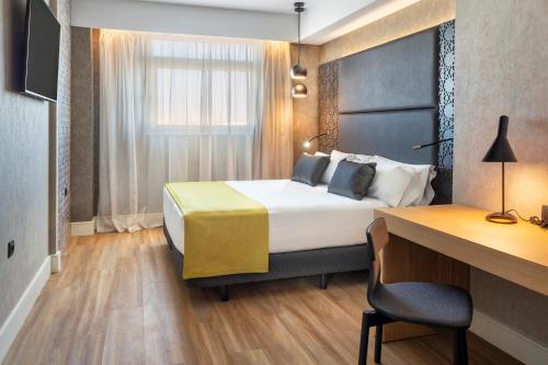 Habitación Premium con vistas del hotel Catalonia Giralda. Foto 1