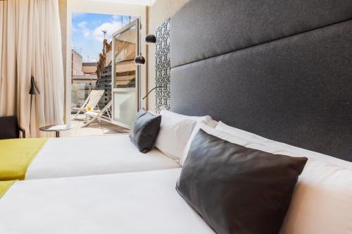 Habitación Premium con Terraza del hotel Catalonia Giralda. Foto 1