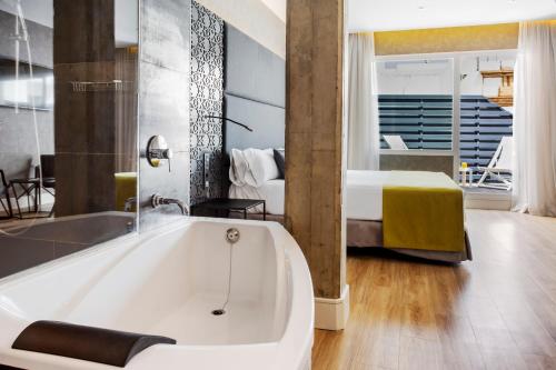 Habitación Superior con terraza del hotel Catalonia Giralda. Foto 4