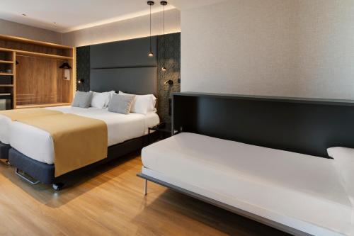 Habitación triple 3 camas individuales del hotel Catalonia Giralda. Foto 1