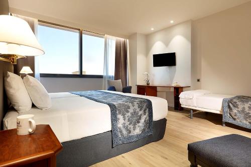 Habitación Triple del hotel Exe Isla Cartuja. Foto 2
