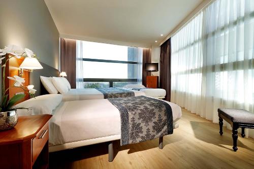 Habitación Triple del hotel Exe Isla Cartuja. Foto 4