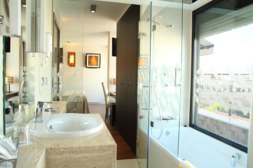 Habitación Doble Premium con balcón del hotel Don Paco. Foto 2