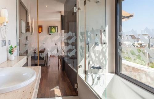 Habitación Doble Premium con balcón del hotel Don Paco. Foto 6