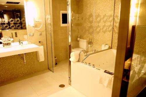 Habitación Doble Premium con balcón y bañera de hidromasaje del hotel Don Paco