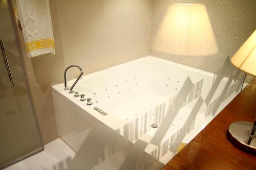 Habitación Doble Premium con terraza y bañera de hidromasaje del hotel Don Paco. Foto 7