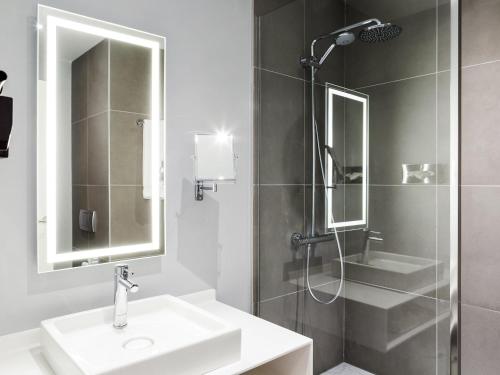 Habitación Doble Deluxe del hotel Novotel Sevilla. Foto 1