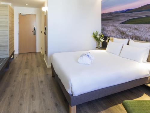 Habitación Doble Deluxe del hotel Novotel Sevilla. Foto 3