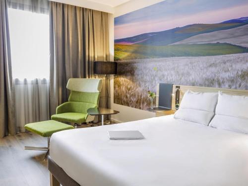 Habitación Doble Deluxe del hotel Novotel Sevilla. Foto 4