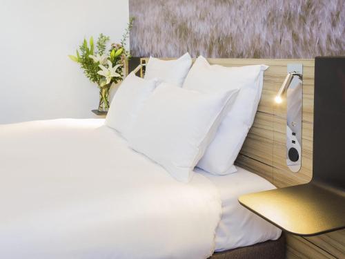 Habitación Doble Deluxe del hotel Novotel Sevilla. Foto 5