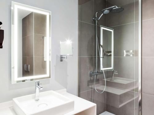 Habitación Doble Deluxe del hotel Novotel Sevilla. Foto 7