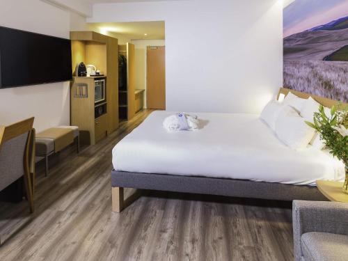 Habitación Doble Executive con sofá cama del hotel Novotel Sevilla. Foto 3