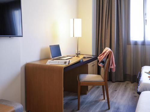 Habitación Superior con cama grande y sofá del hotel Novotel Sevilla. Foto 2