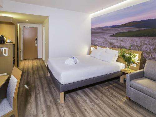 Habitación Doble Executive con sofá cama del hotel Novotel Sevilla