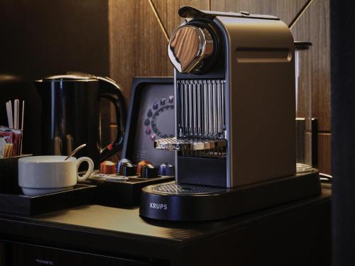 Habitación Doble Executive con sofá cama del hotel Novotel Sevilla. Foto 2