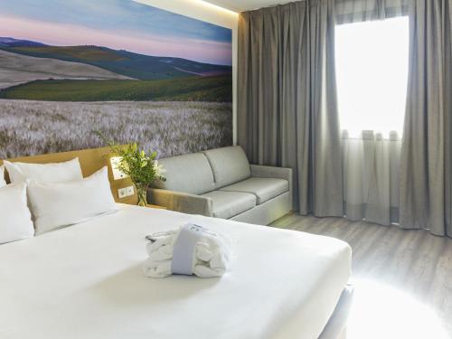 Habitación Doble Executive con sofá cama del hotel Novotel Sevilla. Foto 3