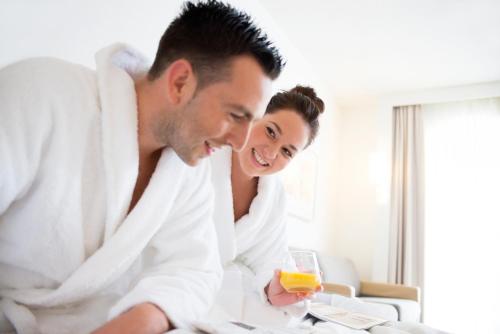 Habitación Doble Executive con sofá cama del hotel Novotel Sevilla. Foto 4