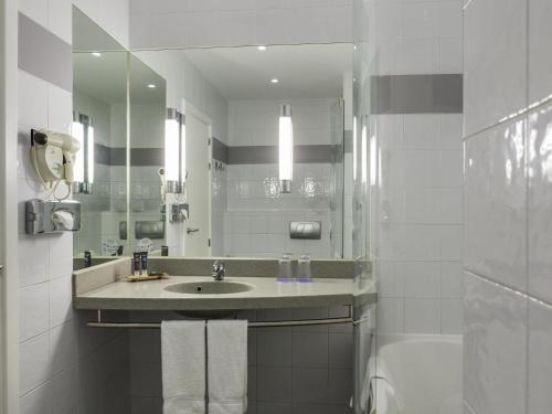 Habitación Doble Executive con sofá cama del hotel Novotel Sevilla. Foto 10