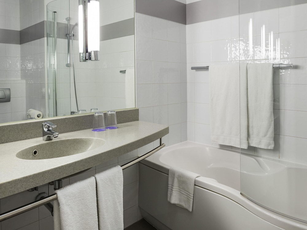 Habitación superior, 2 camas dobles del hotel Novotel Sevilla. Foto 4