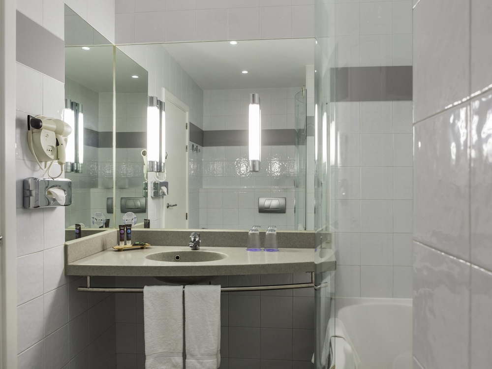 Habitación ejecutiva, 1 cama de matrimonio del hotel Novotel Sevilla. Foto 4