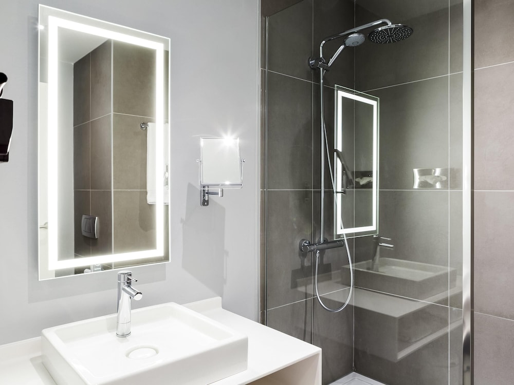 Habitación Deluxe, 1 cama doble del hotel Novotel Sevilla. Foto 6