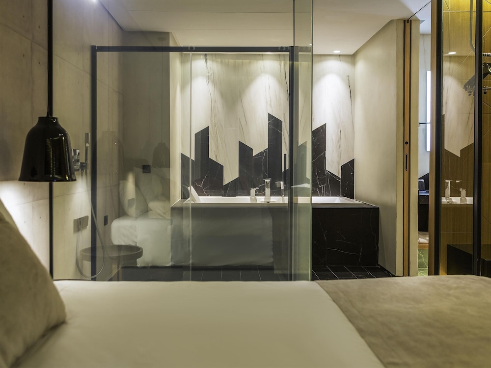 Suite junior, 1 cama de matrimonio con sofá cama del hotel Novotel Sevilla. Foto 2