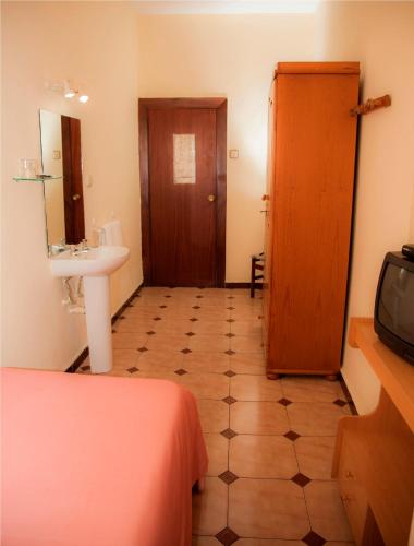 Habitación Individual con baño compartido del hotel París. Foto 1