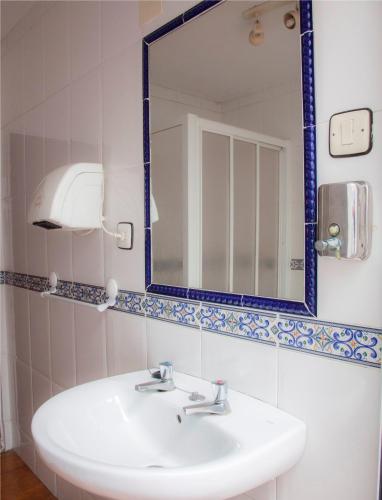 Habitación Doble con baño compartido - 2 camas del hotel París. Foto 3
