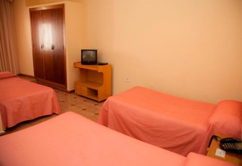 Habitación Triple del hotel París. Foto 1