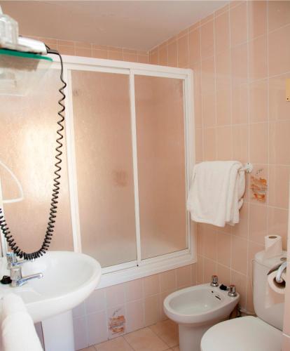 Habitación Triple del hotel París. Foto 4
