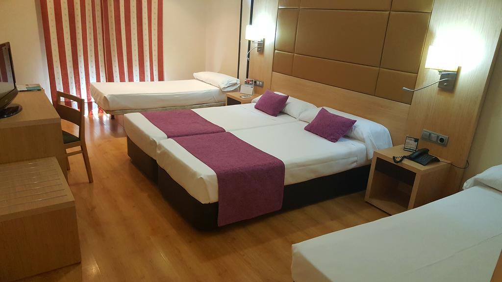 Habitación familiar del hotel Virgen De Los Reyes