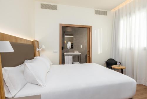 Habitación Superior - 1 cama grande del hotel Virgen De Los Reyes. Foto 2