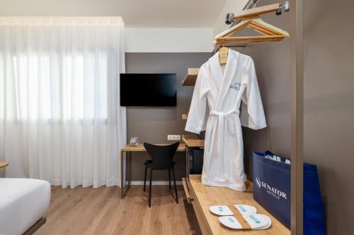 Habitación Superior - 1 cama grande del hotel Virgen De Los Reyes. Foto 5