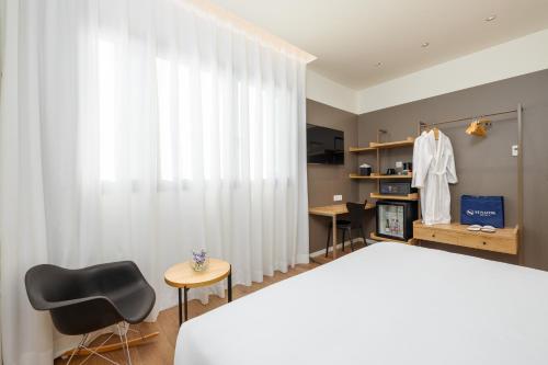 Habitación Superior - 1 cama grande del hotel Virgen De Los Reyes. Foto 6