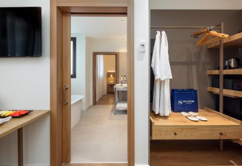 Suite Junior del hotel Virgen De Los Reyes. Foto 1