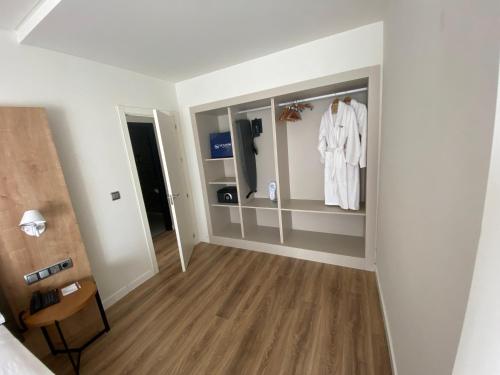 Suite Junior del hotel Virgen De Los Reyes. Foto 7