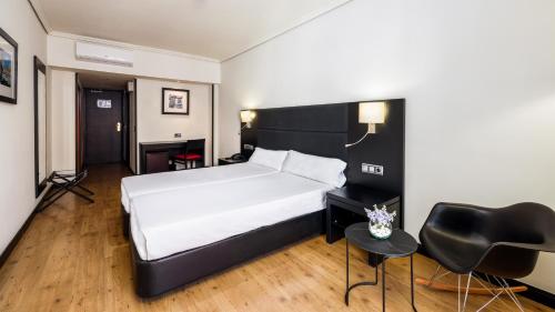 Habitación Doble - 1 o 2 camas del hotel Virgen De Los Reyes. Foto 1