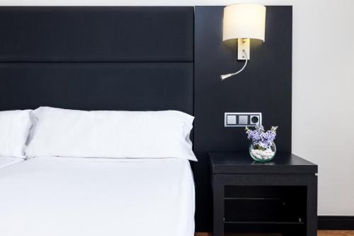 Habitación Interior del hotel Virgen De Los Reyes. Foto 1