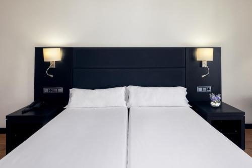 Habitación Interior del hotel Virgen De Los Reyes. Foto 5