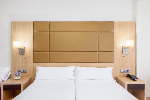 Habitación Triple del hotel Virgen De Los Reyes. Foto 3