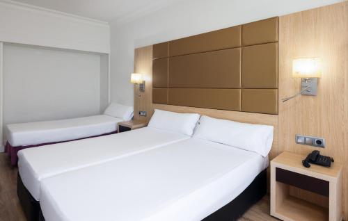 Habitación Triple del hotel Virgen De Los Reyes. Foto 4